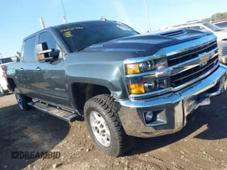 ✅ 2018 Chevrolet Silverado 2500HD LT • VIN: 1GC1KVEY4JF188031 • Лот: 43051947. Опубликован ранее на IAAI с пробегом 131 050 миль. Бесплатный доступ к архиву аукционных продаж из США и подробный отчёт об истории автомобиля на DreamBid. Изображение 1.