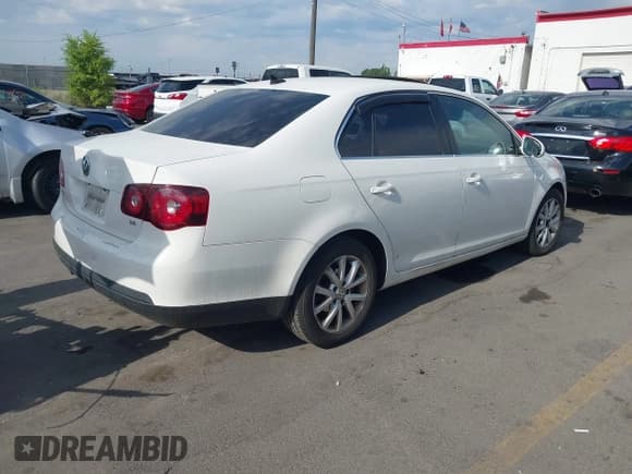 ✅ 2010 Volkswagen Jetta SE • VIN: 3VWRX7AJ4AM068994 • Lot: 42707911. Listed on IAAI with 195,554 mi. Free auction sales archive from the USA and detailed vehicle history report at DreamBid. Image 4.