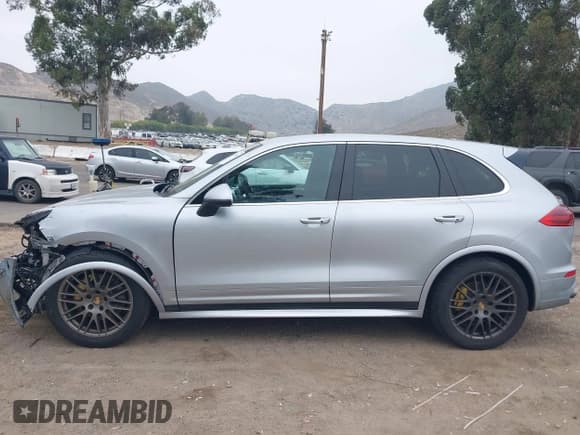 ✅ 2017 Porsche Cayenne S • VIN: WP1AB2A2XHLA51668 • Lot: 42347854. Listed on IAAI with 85,227 mi. Free auction sales archive from the USA and detailed vehicle history report at DreamBid. Image 14.