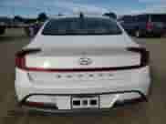 2020 Hyundai Sonata SE z VIN 5NPEG4JA1LH004081, wystawiony jako Copart lot #70027302 z przebiegiem 46 896 mil mil oraz . Historia ofert i sprzedaży dostępna na DreamBid. Obrazek 6.