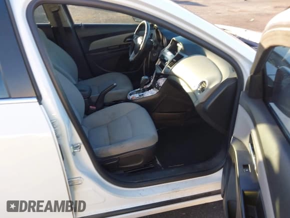 ✅ 2014 Chevrolet Cruze 1LT • VIN: 1G1PC5SB6E7299339 • Lot: 43680374. Listed on IAAI with 98,677 mi. Free auction sales archive from the USA and detailed vehicle history report at DreamBid. Image 5.