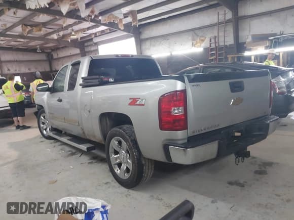 ✅ 2007 Chevrolet Silverado 1500 Work Truck • VIN: 2GCEC19C771603879 • Lot: 42086392. Wystawiony na IAAI z przebiegiem 307 745 mil. Bezpłatny archiwum sprzedaży aukcyjnych z USA i szczegółowy raport historii pojazdu na DreamBid. Zdjęcie 3.