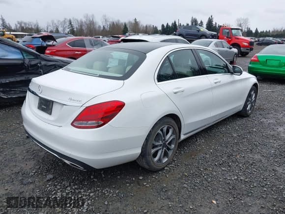 ✅ 2017 Mercedes-Benz C 300 • VIN: 55SWF4KB5HU232085 • Lot: 41852193. Wystawiony na IAAI z przebiegiem 32 651 mil. Bezpłatny archiwum sprzedaży aukcyjnych z USA i szczegółowy raport historii pojazdu na DreamBid. Zdjęcie 4.