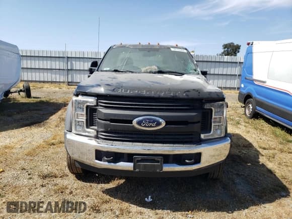 ✅ 2017 Ford F-550 XL • VIN: 1FDUF5GT4HEE34042 • Lot: 59163265. Wystawiony na Copart z przebiegiem Nie podano. Bezpłatny archiwum sprzedaży aukcyjnych z USA i szczegółowy raport historii pojazdu na DreamBid. Zdjęcie 5.