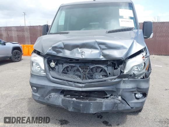 ✅ 2015 Mercedes-Benz Sprinter Passenger • VIN: WDZPE7DC1FP111850 • Lot: 41920037. Wystawiony na IAAI z przebiegiem 127 121 mil. Bezpłatny archiwum sprzedaży aukcyjnych z USA i szczegółowy raport historii pojazdu na DreamBid. Zdjęcie 6.