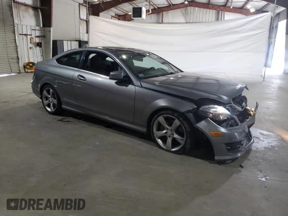 ✅ 2014 Mercedes-Benz C 350 • VIN: WDDGJ8JB6EG176114 • Lot: 81051055. Wystawiony na Copart z przebiegiem 102 824 mil. Bezpłatny archiwum sprzedaży aukcyjnych z USA i szczegółowy raport historii pojazdu na DreamBid. Zdjęcie 4.