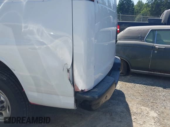 ✅ 2018 Chevrolet Express Cargo • VIN: 1GCWGAFP7J1343433 • Lot: 42780602. Wystawiony na IAAI z przebiegiem 121 170 mil. Bezpłatny archiwum sprzedaży aukcyjnych z USA i szczegółowy raport historii pojazdu na DreamBid. Zdjęcie 6.