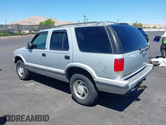 ✅ 1995 Chevrolet Blazer • VIN: 1GNDT13W2S2203162 • Lot: 42863351. Wystawiony na IAAI z przebiegiem 139 555 mil. Bezpłatny archiwum sprzedaży aukcyjnych z USA i szczegółowy raport historii pojazdu na DreamBid. Zdjęcie 3.