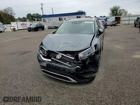 ✅ 2024 Volkswagen Taos SE • VIN: 3VVVX7B24RM088426 • Lot: 82398125. Wystawiony na Copart z przebiegiem 6 877 mil. Bezpłatny archiwum sprzedaży aukcyjnych z USA i szczegółowy raport historii pojazdu na DreamBid. Zdjęcie 13.