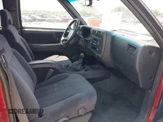 ✅ 1997 Chevrolet Blazer LS • VIN: 1GNDT13W6V2243751 • Lot: 42437683. Wystawiony na IAAI z przebiegiem 148 262 mil. Bezpłatny archiwum sprzedaży aukcyjnych z USA i szczegółowy raport historii pojazdu na DreamBid. Zdjęcie 5.