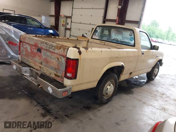 1987 Dodge Dakota z VIN 1B7GN14M1HS486188, wystawiony jako IAAI lot #42290899 z przebiegiem 100 085 mil mil oraz . Historia ofert i sprzedaży dostępna na DreamBid. Obrazek 4.