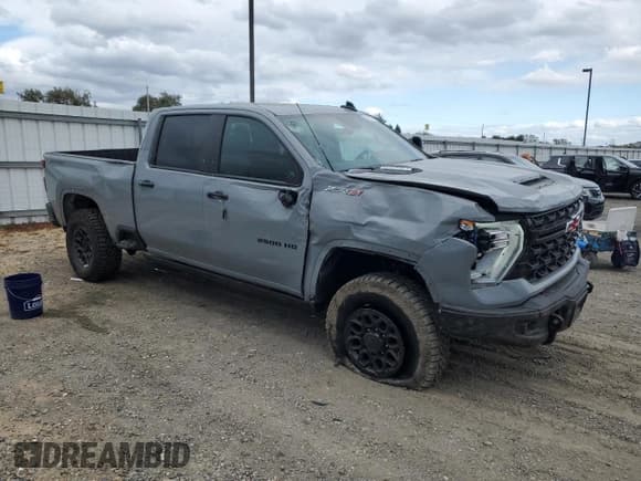 ✅ 2024 Chevrolet Silverado 2500HD ZR2 • VIN: 1GC4YYEY7RF276497 • Lot: 86253775. Wystawiony na Copart z przebiegiem 9 925 mil. Bezpłatny archiwum sprzedaży aukcyjnych z USA i szczegółowy raport historii pojazdu na DreamBid. Zdjęcie 4.