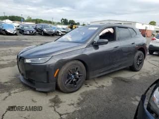 ✅ 2024 BMW iX xDrive50 • VIN: WB523CF01RCN99037 • Лот: 64291224. Опубликован ранее на Copart с пробегом 26 259 миль. Бесплатный доступ к архиву аукционных продаж из США и подробный отчёт об истории автомобиля на DreamBid. Изображение 1.