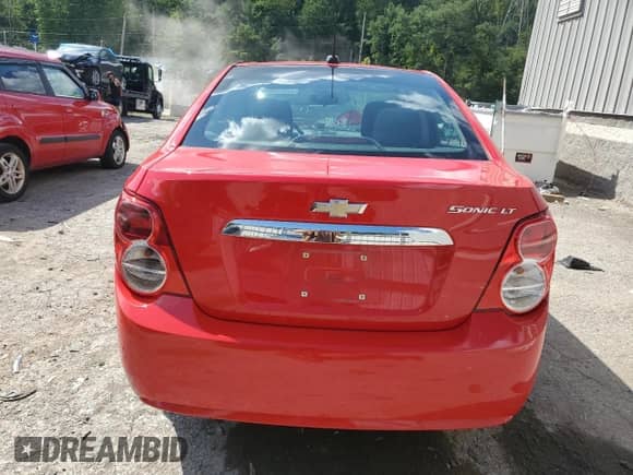 2015 Chevrolet Sonic LT z VIN 1G1JC5SG3F4139150, wystawiony jako Copart lot #67015864 z przebiegiem 39 057 mil mil oraz Szkoda całkowita • Salvage title. Historia ofert i sprzedaży dostępna na DreamBid. Obrazek 6.