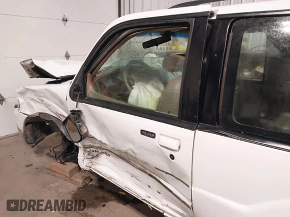 ✅ 2001 Ford Explorer Sport • VIN: 1FMYU70E01UA09377 • Lot: 41397156. Wystawiony na IAAI z przebiegiem 223 257 mil. Bezpłatny archiwum sprzedaży aukcyjnych z USA i szczegółowy raport historii pojazdu na DreamBid. Zdjęcie 17.