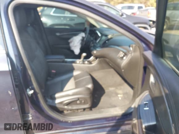 ✅ 2017 Chevrolet Impala LT • VIN: 1G1105SAXHU171875 • Lot: 43257242. Wystawiony na IAAI z przebiegiem 156 396 mil. Bezpłatny archiwum sprzedaży aukcyjnych z USA i szczegółowy raport historii pojazdu na DreamBid. Zdjęcie 5.