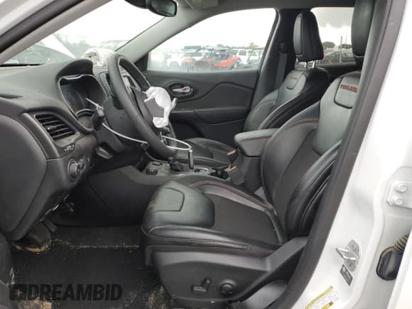 ✅ 2023 Jeep Cherokee Trailhawk • VIN: 1C4PJMBN9PD105666 • Lot: 71781754. Wystawiony na Copart z przebiegiem 13 684 mil. Bezpłatny archiwum sprzedaży aukcyjnych z USA i szczegółowy raport historii pojazdu na DreamBid. Zdjęcie 7.