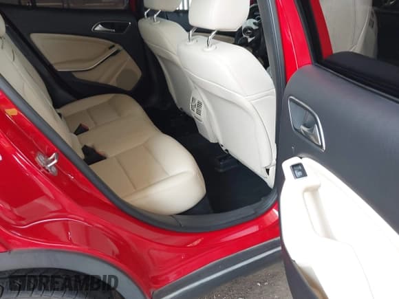 ✅ 2019 Mercedes-Benz GLA 250 • VIN: WDCTG4EBXKU015542 • Lot: 42363112. Wystawiony na IAAI z przebiegiem 61 149 mil. Bezpłatny archiwum sprzedaży aukcyjnych z USA i szczegółowy raport historii pojazdu na DreamBid. Zdjęcie 8.