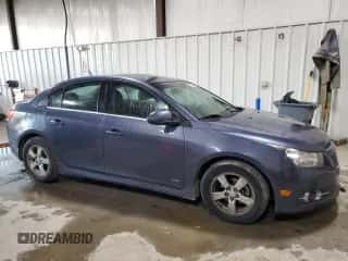2014 Chevrolet Cruze 1LT z VIN 1G1PC5SB5E7330774, wystawiony jako Copart lot #82347395 z przebiegiem 158 368 mil mil oraz Szkoda całkowita • Salvage title. Historia ofert i sprzedaży dostępna na DreamBid. Obrazek 4.