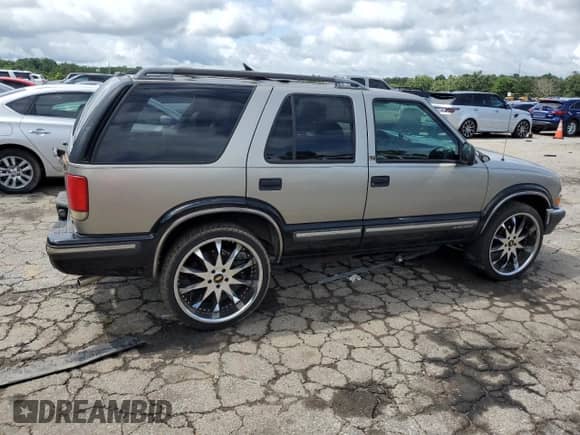 1998 Chevrolet Blazer LS with VIN 1GNCS13W4W2165387, listed as a Copart auction lot 64096254 with 287,101 mi miles and Salvage title. Bid and sale history available at DreamBid. Image 3.