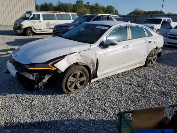 ✅ 2021 Kia K5 LXS • VIN: 5XXG14J27MG023959 • Lot: 84339675. Wystawiony na Copart z przebiegiem 45 569 mil. Bezpłatny archiwum sprzedaży aukcyjnych z USA i szczegółowy raport historii pojazdu na DreamBid. Zdjęcie 1.