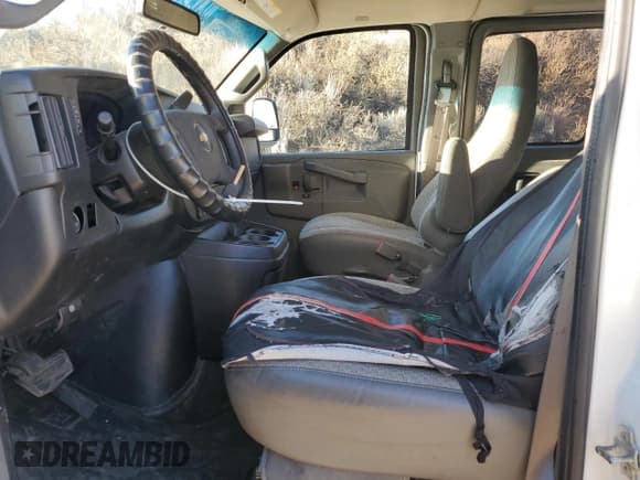 ✅ 2018 Chevrolet Express Passenger LT • VIN: 1GAZGPFGXJ1332144 • Lot: 87666475. Wystawiony na Copart z przebiegiem 141 953 mil. Bezpłatny archiwum sprzedaży aukcyjnych z USA i szczegółowy raport historii pojazdu na DreamBid. Zdjęcie 7.