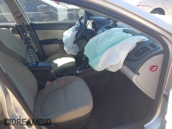 ✅ 2012 Kia Forte EX • VIN: KNAFU4A28C5633372 • Лот: 43343088. Опубликован ранее на IAAI с пробегом 148 756 миль. Бесплатный доступ к архиву аукционных продаж из США и подробный отчёт об истории автомобиля на DreamBid. Изображение 5.