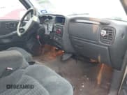 ✅ 1998 Chevrolet Blazer LS • VIN: 1GNCS13W9WK219573 • Lot: 42290584. Wystawiony na IAAI z przebiegiem 148 363 mil. Bezpłatny archiwum sprzedaży aukcyjnych z USA i szczegółowy raport historii pojazdu na DreamBid. Zdjęcie 5.