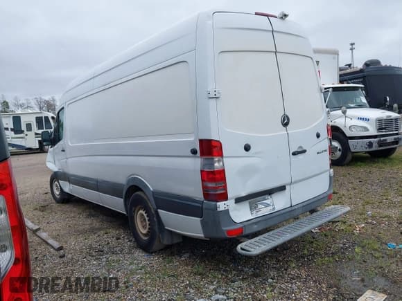 ✅ 2015 Mercedes-Benz Sprinter • VIN: WD3PE8DB3FP136420 • Lot: 41741843. Wystawiony na IAAI z przebiegiem 253 241 mil. Bezpłatny archiwum sprzedaży aukcyjnych z USA i szczegółowy raport historii pojazdu na DreamBid. Zdjęcie 3.