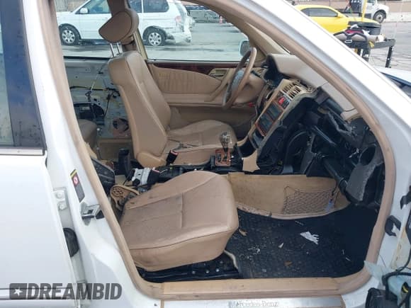 ✅ 2000 Mercedes-Benz E 320 • VIN: WDBJF65J9YB110941 • Лот: 43832538. Опубликован ранее на IAAI с пробегом Не указан. Бесплатный доступ к архиву аукционных продаж из США и подробный отчёт об истории автомобиля на DreamBid. Изображение 5.