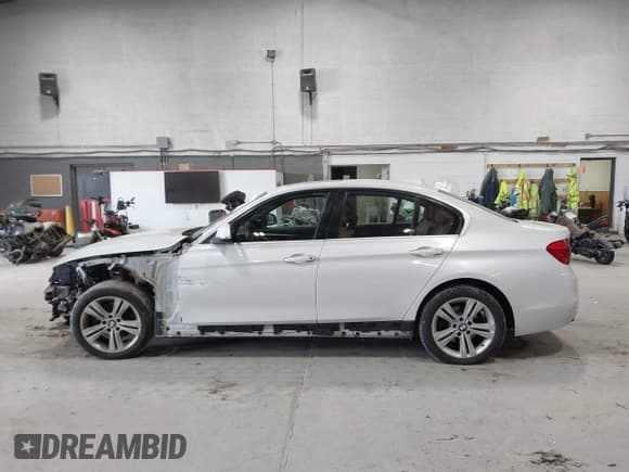 ✅ 2017 BMW 3 Series 330i xDrive • VIN: WBA8D9G39HNU62404 • Lot: 43562315. Wystawiony na IAAI z przebiegiem 126 662 mil. Bezpłatny archiwum sprzedaży aukcyjnych z USA i szczegółowy raport historii pojazdu na DreamBid. Zdjęcie 14.