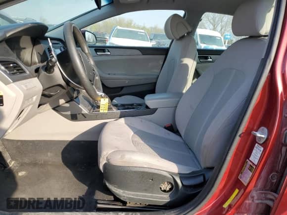 2015 Hyundai Sonata SE z VIN 5NPE24AF5FH006642, wystawiony jako Copart lot #59876025 z przebiegiem 157 044 mil mil oraz Nie do naprawy • Non repairable. Historia ofert i sprzedaży dostępna na DreamBid. Obrazek 7.