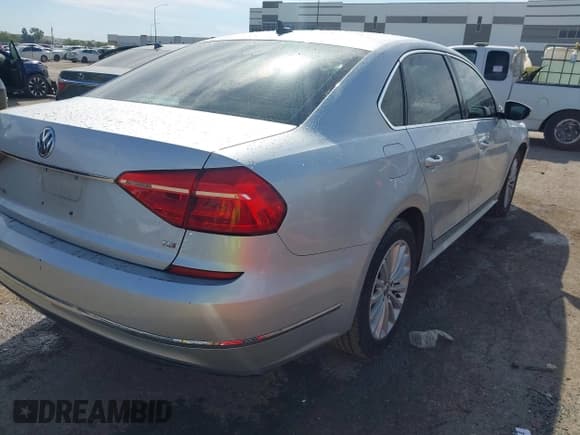 ✅ 2016 Volkswagen Passat SE • VIN: 1VWBT7A39GC008704 • Lot: 43460787. Wystawiony na IAAI z przebiegiem 104 466 mil. Bezpłatny archiwum sprzedaży aukcyjnych z USA i szczegółowy raport historii pojazdu na DreamBid. Zdjęcie 4.