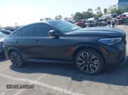 ✅ 2021 BMW X6 M • VIN: 5YMCY0C0XM9F23569 • Lot: 42961298. Wystawiony na IAAI z przebiegiem 26 398 mil. Bezpłatny archiwum sprzedaży aukcyjnych z USA i szczegółowy raport historii pojazdu na DreamBid. Zdjęcie 13.