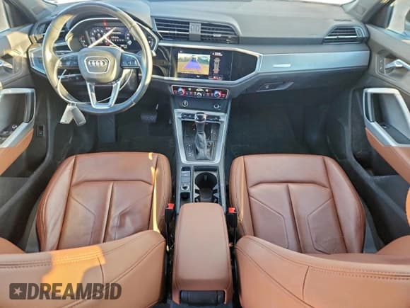 ✅ 2021 Audi Q3 Premium • VIN: WA1AUCF30M1148722 • Lot: 94169065. Wystawiony na Copart z przebiegiem 58 049 mil. Bezpłatny archiwum sprzedaży aukcyjnych z USA i szczegółowy raport historii pojazdu na DreamBid. Zdjęcie 8.