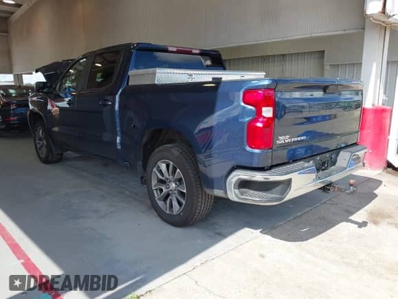 2022 Chevrolet Silverado 1500 LT z VIN 1GCPWCED0NZ157010, wystawiony jako IAAI lot #42592135 z przebiegiem 73 037 mil mil oraz . Historia ofert i sprzedaży dostępna na DreamBid. Obrazek 3.