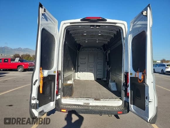 ✅ 2020 Ford Transit • VIN: 1FTBR3UG1LKB26139 • Lot: 42404328. Wystawiony na IAAI z przebiegiem 181 405 mil. Bezpłatny archiwum sprzedaży aukcyjnych z USA i szczegółowy raport historii pojazdu na DreamBid. Zdjęcie 1.
