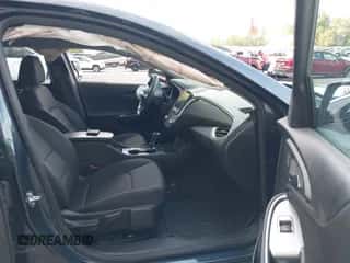 2020 Chevrolet Malibu RS z VIN 1G1ZG5ST8LF122249, wystawiony jako IAAI lot #43427477 z przebiegiem 42 591 mil mil oraz . Historia ofert i sprzedaży dostępna na DreamBid. Obrazek 5.