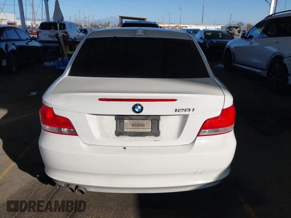 ✅ 2011 BMW 1 Series 128i • VIN: WBAUP9C56BVL90386 • Lot: 43662857. Listed on IAAI with 136,956 mi. Free auction sales archive from the USA and detailed vehicle history report at DreamBid. Image 16.