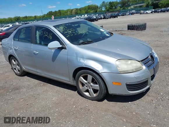 ✅ 2008 Volkswagen Jetta SE • VIN: 3VWRZ71K58M044121 • Lot: 42317882. Wystawiony na IAAI z przebiegiem Nie podano. Bezpłatny archiwum sprzedaży aukcyjnych z USA i szczegółowy raport historii pojazdu na DreamBid. Zdjęcie 1.