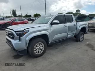 ✅ 2024 Toyota Tacoma SR5 • VIN: 3TYKB5FN4RT012895 • Лот: 83967885. Опубликован ранее на Copart с пробегом 6 143 миль. Бесплатный доступ к архиву аукционных продаж из США и подробный отчёт об истории автомобиля на DreamBid. Изображение 1.