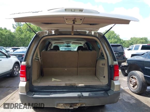 ✅ 2004 Ford Expedition Special Service • VIN: 1FMPU16LX4LB37604 • Lot: 42597612. Listed on IAAI with 235,509 mi. Free auction sales archive from the USA and detailed vehicle history report at DreamBid. Image 17.