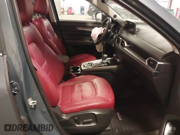 ✅ 2023 Mazda CX-5 S Carbon Edition • VIN: JM3KFBCM1P0238345 • Lot: 42799769. Wystawiony na IAAI z przebiegiem 53 614 mil. Bezpłatny archiwum sprzedaży aukcyjnych z USA i szczegółowy raport historii pojazdu na DreamBid. Zdjęcie 5.