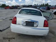✅ 2002 Lincoln Town Car Signature • VIN: 1LNHM82W82Y657295 • Lot: 63224285. Wystawiony na Copart z przebiegiem Nie podano. Bezpłatny archiwum sprzedaży aukcyjnych z USA i szczegółowy raport historii pojazdu na DreamBid. Zdjęcie 6.