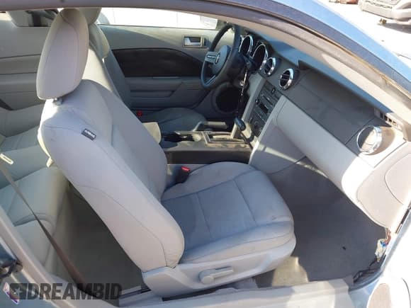 ✅ 2008 Ford Mustang Deluxe • VIN: 1ZVHT80N685105688 • Lot: 43061465. Wystawiony na IAAI z przebiegiem 84 730 mil. Bezpłatny archiwum sprzedaży aukcyjnych z USA i szczegółowy raport historii pojazdu na DreamBid. Zdjęcie 5.