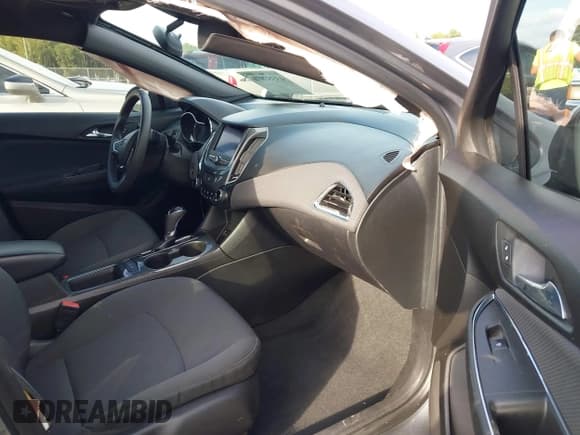 ✅ 2019 Chevrolet Cruze LT • VIN: 1G1BE5SMXK7110256 • Lot: 43357976. Listed on IAAI with 115,650 mi. Free auction sales archive from the USA and detailed vehicle history report at DreamBid. Image 5.