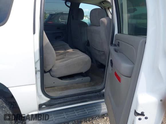 ✅ 2005 Chevrolet Suburban LT • VIN: 3GNEC16Z95G107583 • Lot: 42970770. Listed on IAAI with 208,453 mi. Free auction sales archive from the USA and detailed vehicle history report at DreamBid. Image 8.