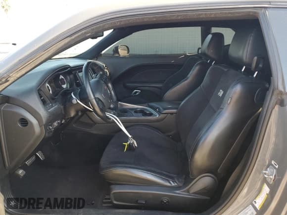 ✅ 2017 Dodge Challenger T/A 392 • VIN: 2C3CDZFJ7HH626064 • Lot: 60322954. Wystawiony na Copart z przebiegiem 67 334 mil. Bezpłatny archiwum sprzedaży aukcyjnych z USA i szczegółowy raport historii pojazdu na DreamBid. Zdjęcie 7.