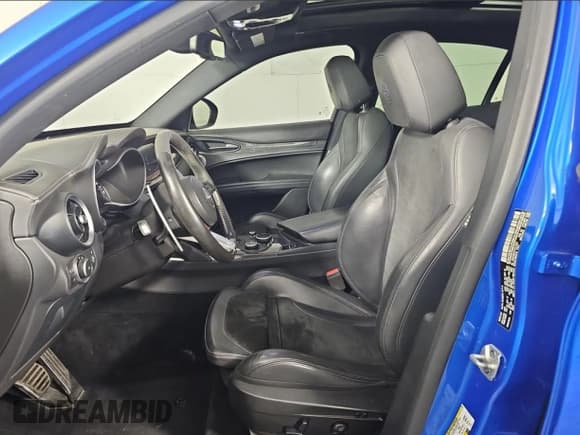 ✅ 2018 Alfa Romeo Stelvio • VIN: ZASFAKEV1J7C17421 • Lot: 87970405. Wystawiony na Copart z przebiegiem 54 577 mil. Bezpłatny archiwum sprzedaży aukcyjnych z USA i szczegółowy raport historii pojazdu na DreamBid. Zdjęcie 9.