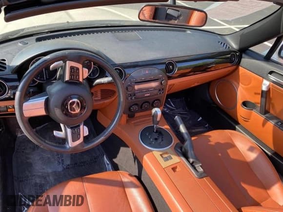 ✅ 2006 Mazda MX-5 Miata Touring • VIN: JM1NC25F860113578 • Lot: 75176654. Wystawiony na Copart z przebiegiem 91 427 mil. Bezpłatny archiwum sprzedaży aukcyjnych z USA i szczegółowy raport historii pojazdu na DreamBid. Zdjęcie 9.